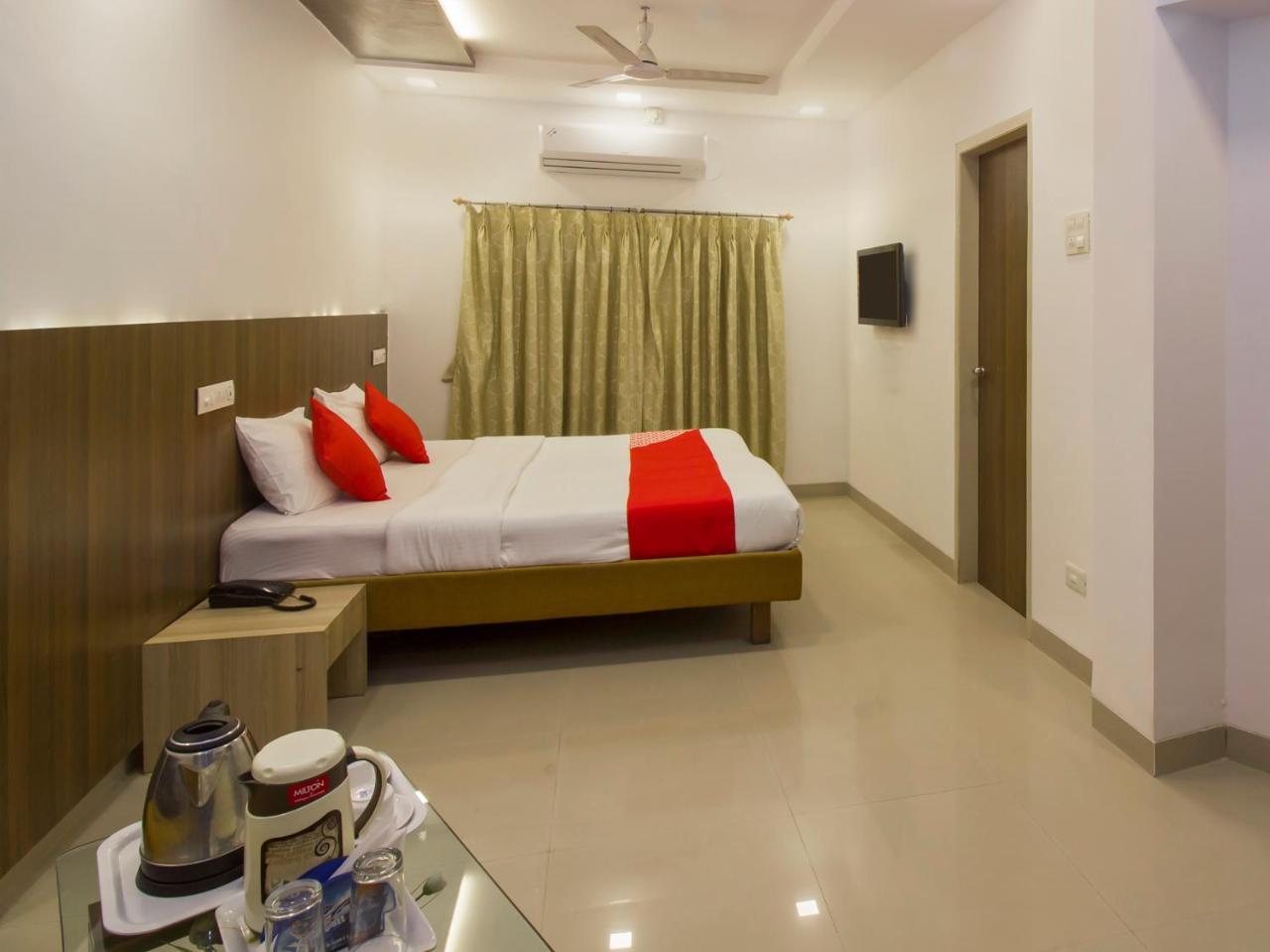 Oyo Flagship 19825 Hotel Panchratna Panvel Exteriör bild